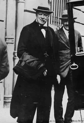 Mr. Churchill ging naar de Vredesconferentie in Parijs, 1919, 1945