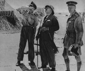 Mr. Churchill met Sir A. Tedder en Gen. Auchinleck, 1942