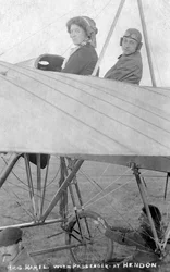 De heer G Hemel met passagier, Hendon, Londen, ca. 1910s