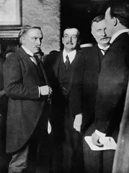 De heer Lloyd George, de heer Runciman en de heer Henderson in het Park Hotel, Cardiff, na hun interview