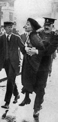 Mrs Pankhurst, gearresteerd buiten Buckingham Palace, Londen, 1914, 1935