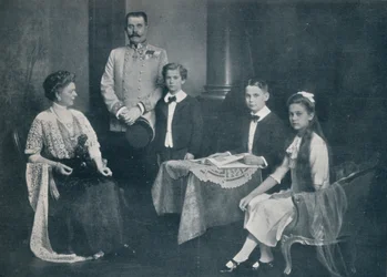 De vermoorde aartshertog Frans Ferdinand met zijn vrouw en kinderen, ca. 1910