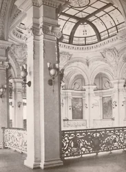 Nationale Bibliotheek: een hoek van de galerij met uitzicht op de openbare leeszaal, 1914