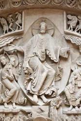 Nationaal Museum van Franse Monumenten. Basiliek Sainte-Marie-Madeleine, Vézelay. Westgevel. Christus in glorie. Afgietsel. Close-up, Parijs, Frankrijk
