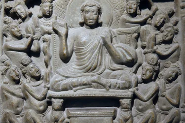 Nationaal Museum, New Delhi. Ayaga-fries met scènes uit het leven van Boeddha en uit de Jataka