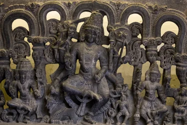 Nationaal museum van India, Delhi. Lintel met de drie-eenheid (Brahma, Vishnu en Shiva). Kakatiya