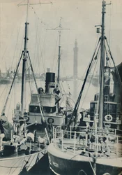Marine Trawler, HMS Liffy naast een Grimsby vissersvaartuig in Grimsby Docks, 1937