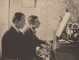 Nijinsky en Maurice Ravel aan de piano spelen een partituur van Daphnis en Chloe, 1912