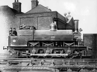 North Staffordshire-stoomlocomotief 0-6-0 met machinist en stoker op de voetplaat, 19e eeuw