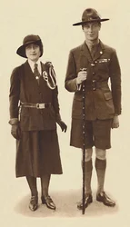 Op weg naar een bijeenkomst van scouts en gidsen, c1931 1937
