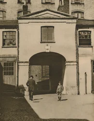 Oude Mews die naar verluidt de stallen van de IJzeren Hertog waren in Knightsbridge, ca. 1935
