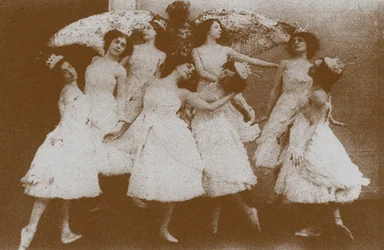 Olga Preobrajenskaya als Odette met zwanen in het ballet Het Zwanenmeer