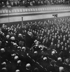 Op 27 januari sprak Mr. Churchill een publiek toe in Free Trade Hall, Manchester, 1913, 1945