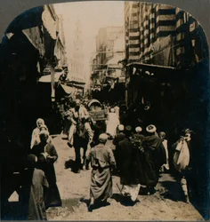 Op El Choir, een smalle straat in de Arabische bazaarwijk van Caïro, Egypte, 1903