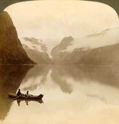 Op somber Meer Olden, tussen met wolken bedekte bergen, naar Maelkevold gletsjer, Noorwegen, 1905
