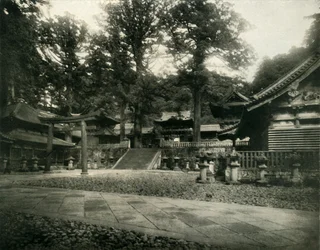 Een van de vele tempels in Nikko, Japan, een pelgrimsoord van heilige heiligdommen, 1936