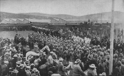 Een van de pijnlijke incidenten van de oorlog: Gevangen Britse troepen worden naar Pretoria gemarcheerd, 1902