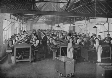 Een van de sigarenproductieafdelingen bij Salmon en Gluckstein, Ltd, Londen, c1870s 1903