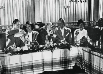 Opening van een restaurant door populaire Franse zangers, Parijs, september 1941