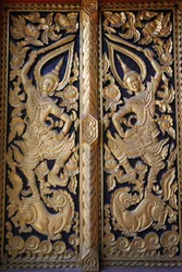 Sierlijke tempeldeur in Wat Chedi Luang, Chiang Mai, Thailand