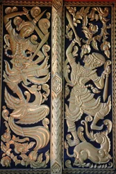Versierde tempeldeur in Wat Chedi Luang, Chiang Mai, Thailand