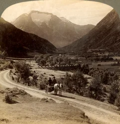 Over vruchtbare velden van de Vide Vallei, nabij Skaare, naar de ijzige hoogten van Mr. Skaala 6360 ft. Noorwegen, 19