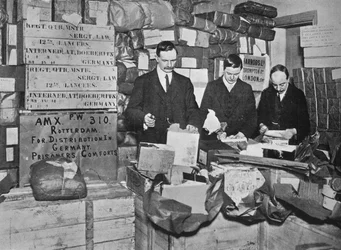 Geschenken inpakken voor verzending naar Britse gevangenen in Duitsland, 1915
