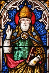 Paus Alexander I (paus van 107 tot 116) - Saint Fargeau kerk. Glas-in-loodraam