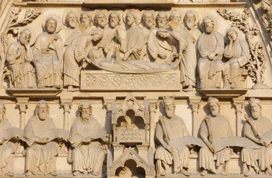Notre Dame kathedraal westvleugel: Maagdpoort: Maria op haar sterfbed omringd door Jezus en de apostelen, Parijs, Frankrijk