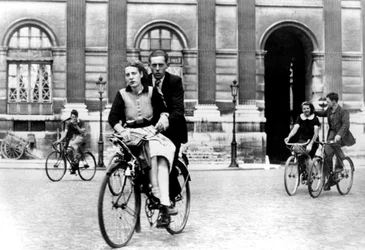 Parijzenaars reizen per fiets, door Duitsers bezet Parijs, juli 1940