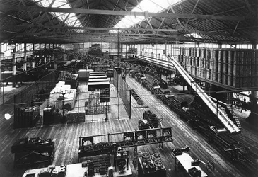 Deel van de productielijn in de Highland Park-fabriek van Ford, Detroit, Michigan, VS, c1914