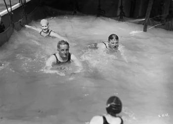 Passagiers in het zwembad aan boord van een cruiseschip, ca. 1920s-1930s
