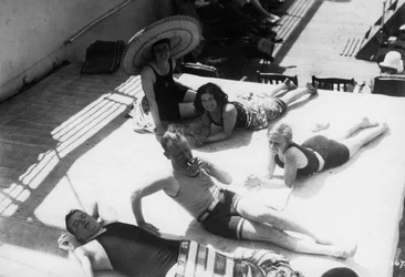 Passagiers zonnebaden aan boord van een cruiseschip, ca. 1920s-1930s