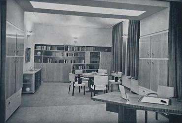 Paul Bromberg. Gecombineerde teken- en eetkamer in een huis in Rotterdam, in ivoor, rood-oranje
