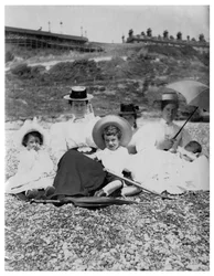 Mensen op een strand, c1890-1909