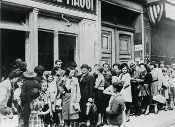 Mensen in de rij voor een zuivelwinkel, door Duitsland bezet Parijs, 26 juli 1940