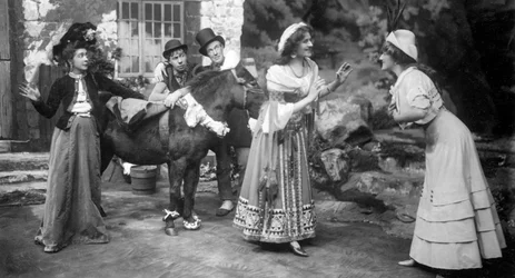Uitvoering van The Gay Gordons, ca. 1907