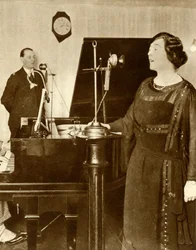 Artiesten die een duet zingen in een van de studio