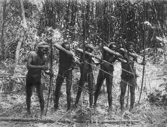 Filipijnen: ca. 1890 Mannelijke Leden van de Negrito Stam tonen hun Jachtvaardigheden (zw/w foto)