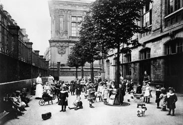 Foto van kinderen op school tijdens de Parijse Commune, 1871