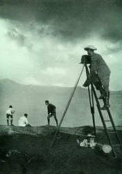 Fotograferen bij de Kraterrand, Aso-San, 1910