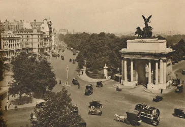 Piccadilly en de Quadriga van Constitution Hill, c1935