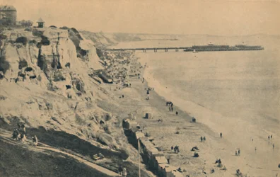 Pier en zand van Dudley Chine Boscombe Pier in de verte, 1929