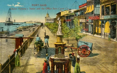 Port-Said - Standbeeld van koningin Victoria en het kantoor van het Suezkanaalbedrijf, ca. 1918-ca. 1939
