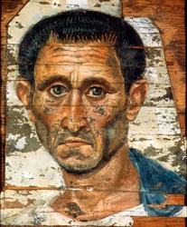 Portret van een middelbare man in een blauwe mantel, Romeins-Egyptisch mummieportret, laat 1e eeuw