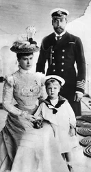 Prins George en zijn vrouw Mary met hun zoon Edward, HMS Crescent
