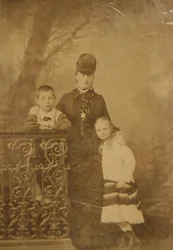 Prinses Ekaterina Mikhailovna Yurievskaya met kinderen Georgy en Olga