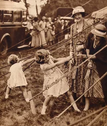 Prinses Elizabeth en Prinses Margaret trekken hun gewicht, 1930s 1935