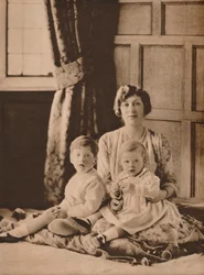 Prinses Mary, gravin Lascelles, met haar twee zonen, Gerald en George, 1926