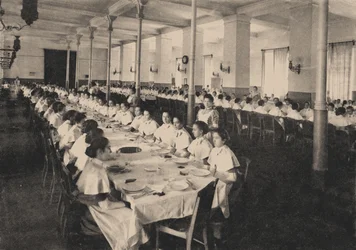 Leerlingen van het Smolny Instituut voor Adellijke Meisjes in de kantine, 1889